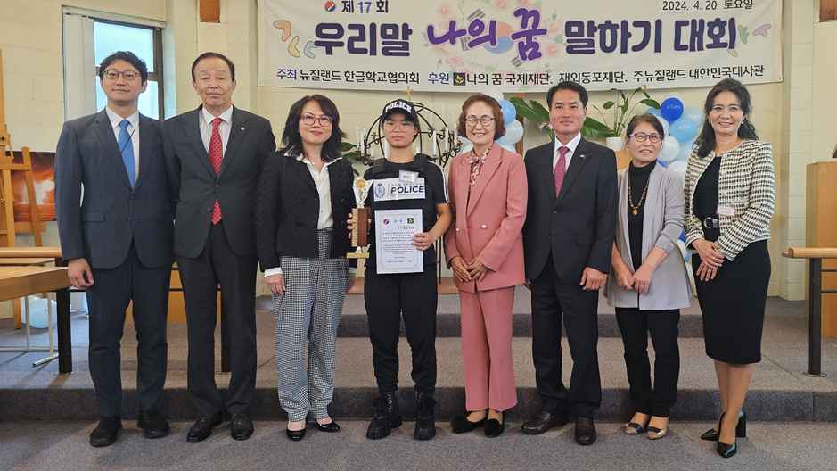 (당당히 금상을 차지한 유리안 학생과 심사위원들) 